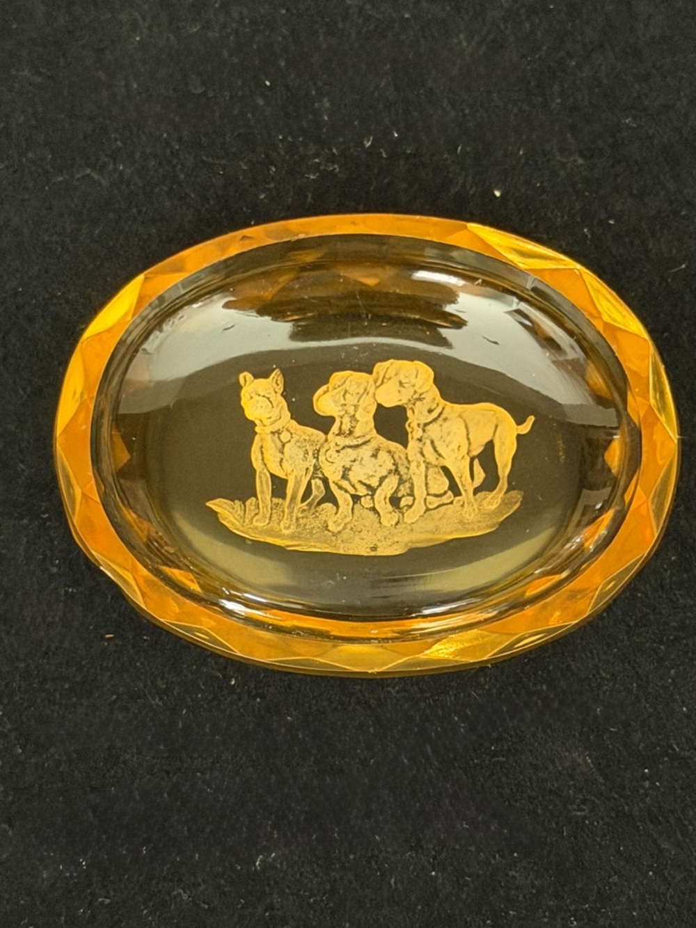 Vintage 1920-40s Bohemian Amber Glass Intaglio Salt Cellar Trio of Dogs - Picture 3 of 10
